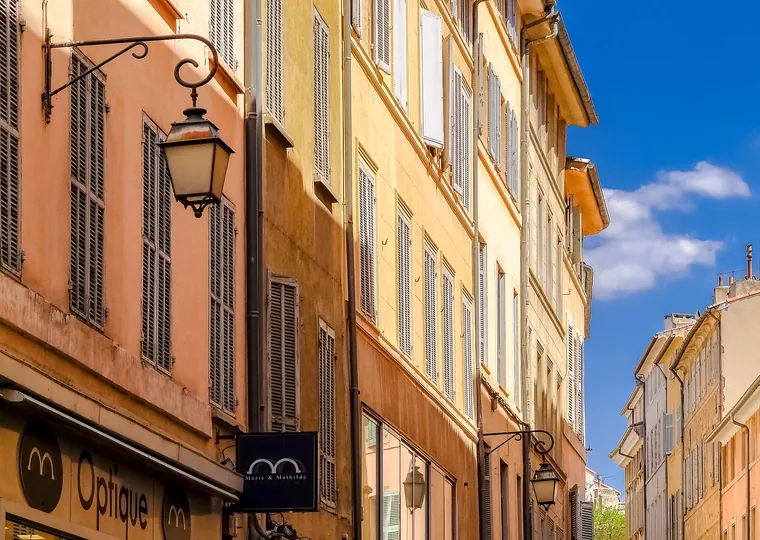 Façades et lanternes du vieil Aix