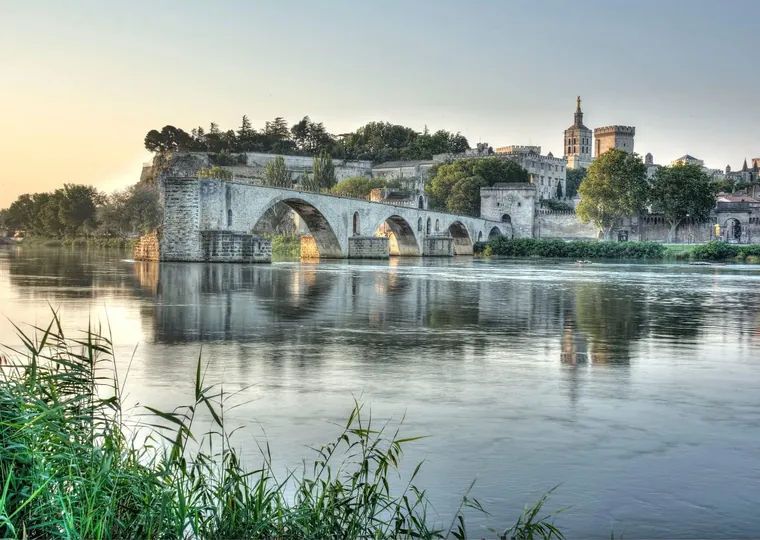 Le Palais des Papes à l'aube