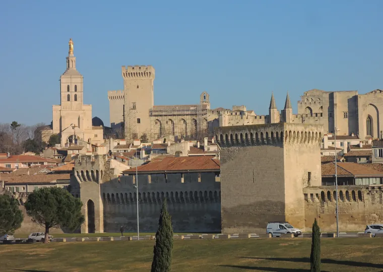 Les remparts et le Palais des Papes
